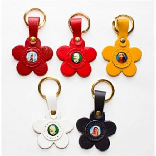 Leather keychain in the shape of a flower customisable image