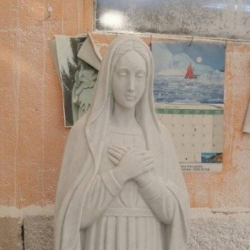 Madonna z Dłońmi na Piersi (Marmur)