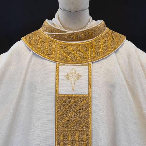 BIAŁA KASULA Z PALLIUM