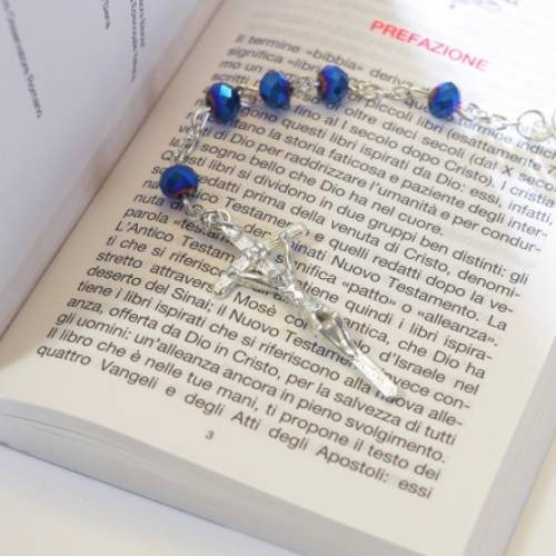 Libro "Vangelo e Atti degli Apostoli" confezionato con rosario in cristallo