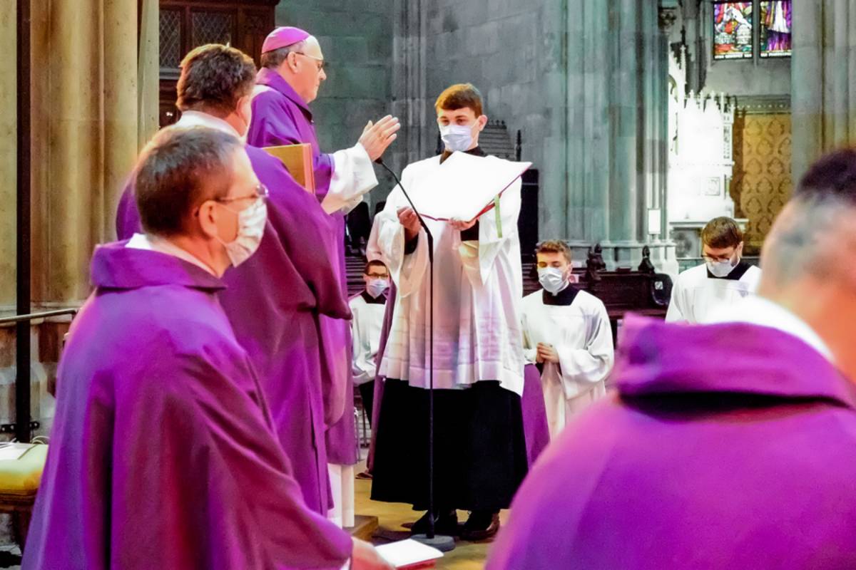 Lent: The meaning of purple liturgical vestments