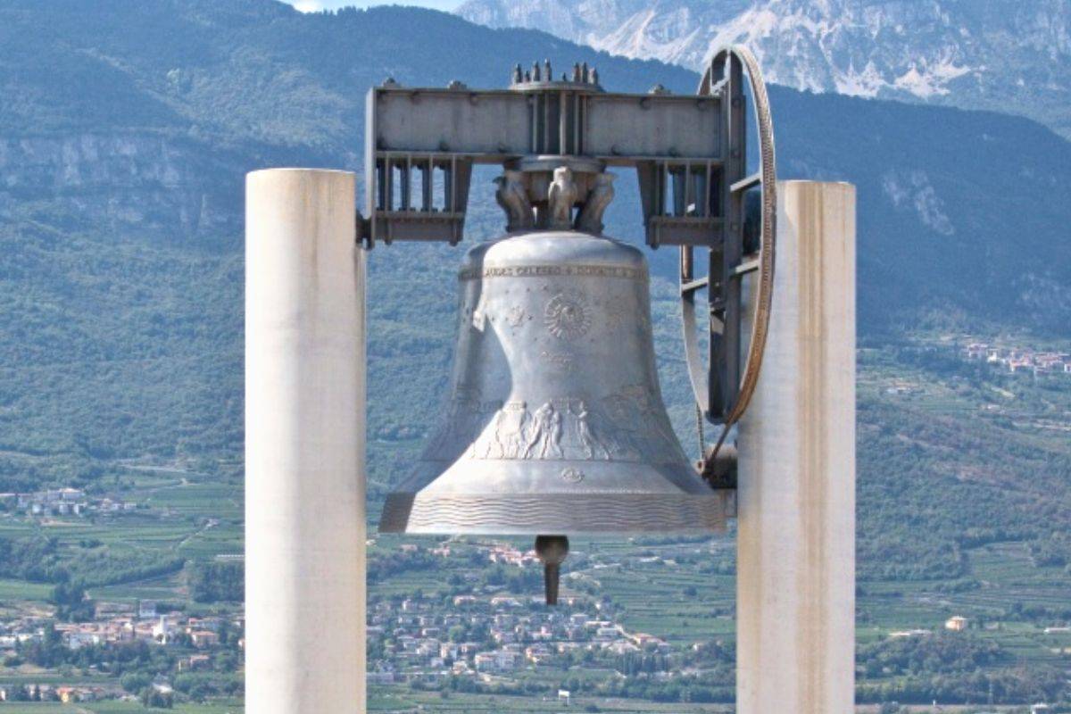 The largest bell in the world: more than 3,36 metres high