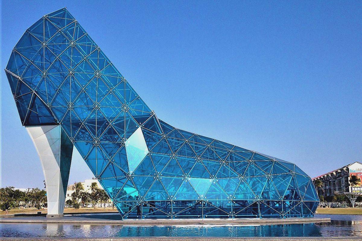 Una chiesa a forma di scarpetta di cristallo