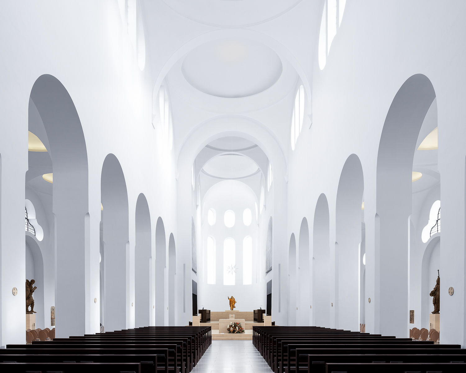 Chiesa modernista bianca_Poirier