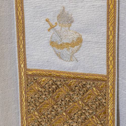 BIAŁA KASULA Z PALLIUM